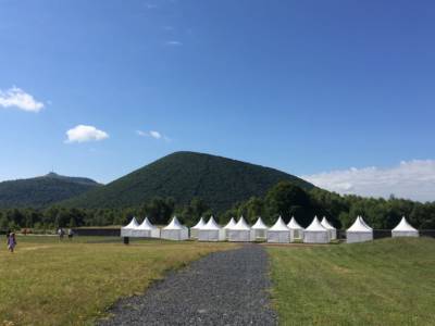 Chapiteaux en bas du puy de dome