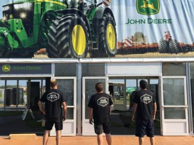 stand sur mesure intérieur et extérieur John Deere